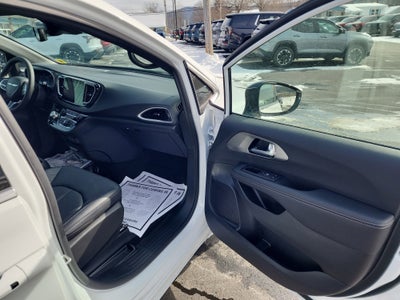 2025 Chrysler Voyager LX