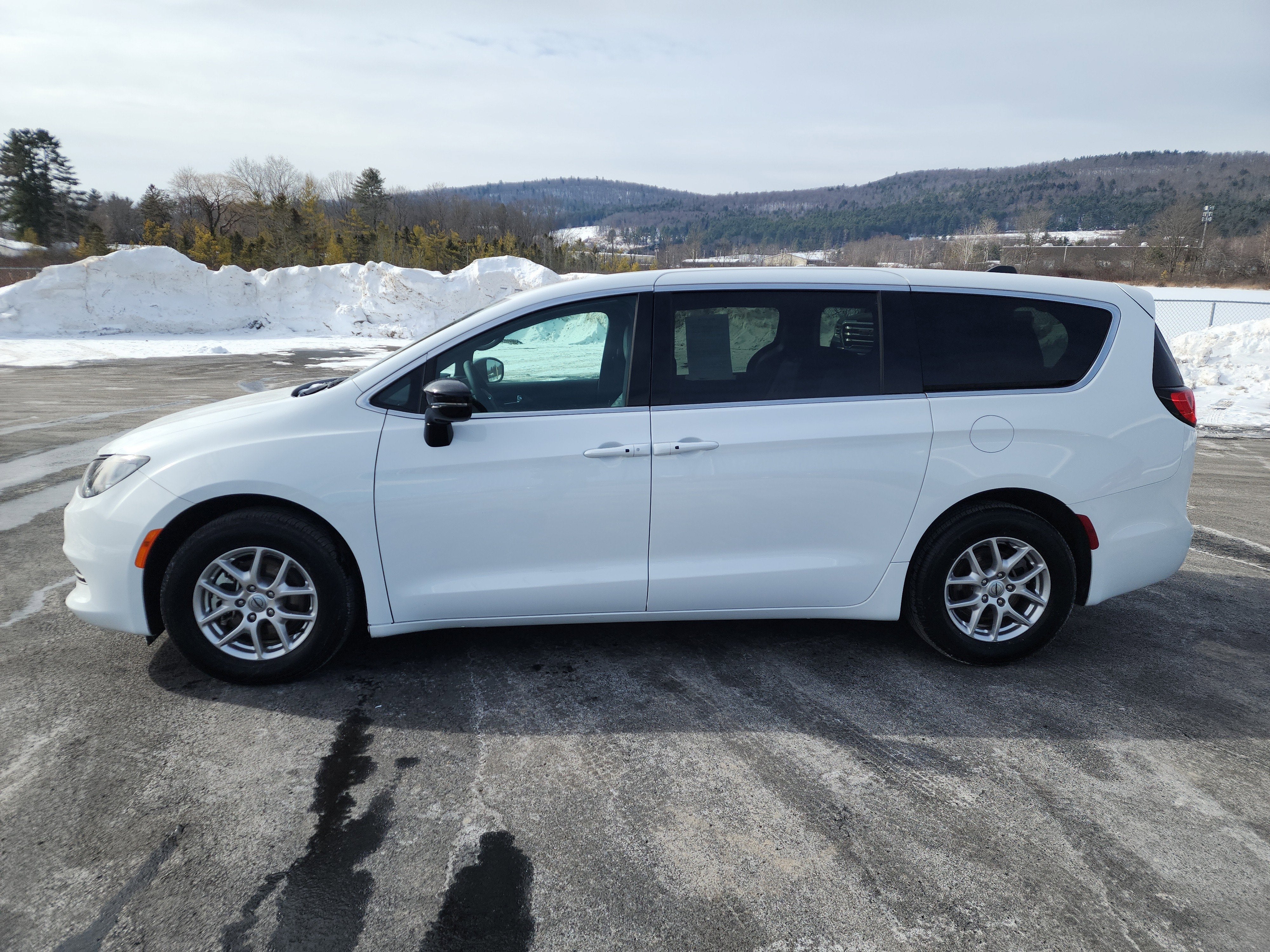 2025 Chrysler Voyager LX