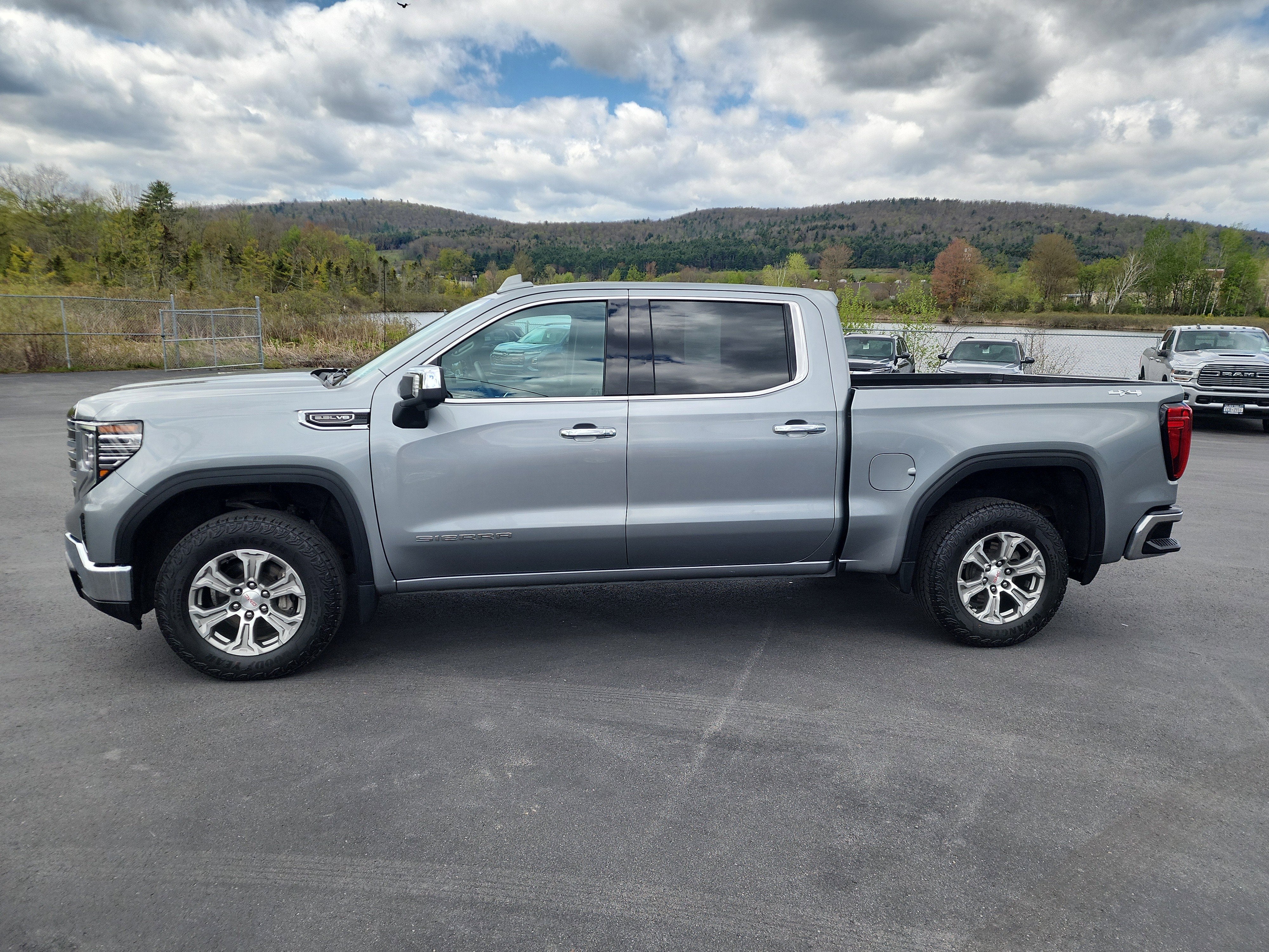 2024 GMC Sierra 1500 SLT
